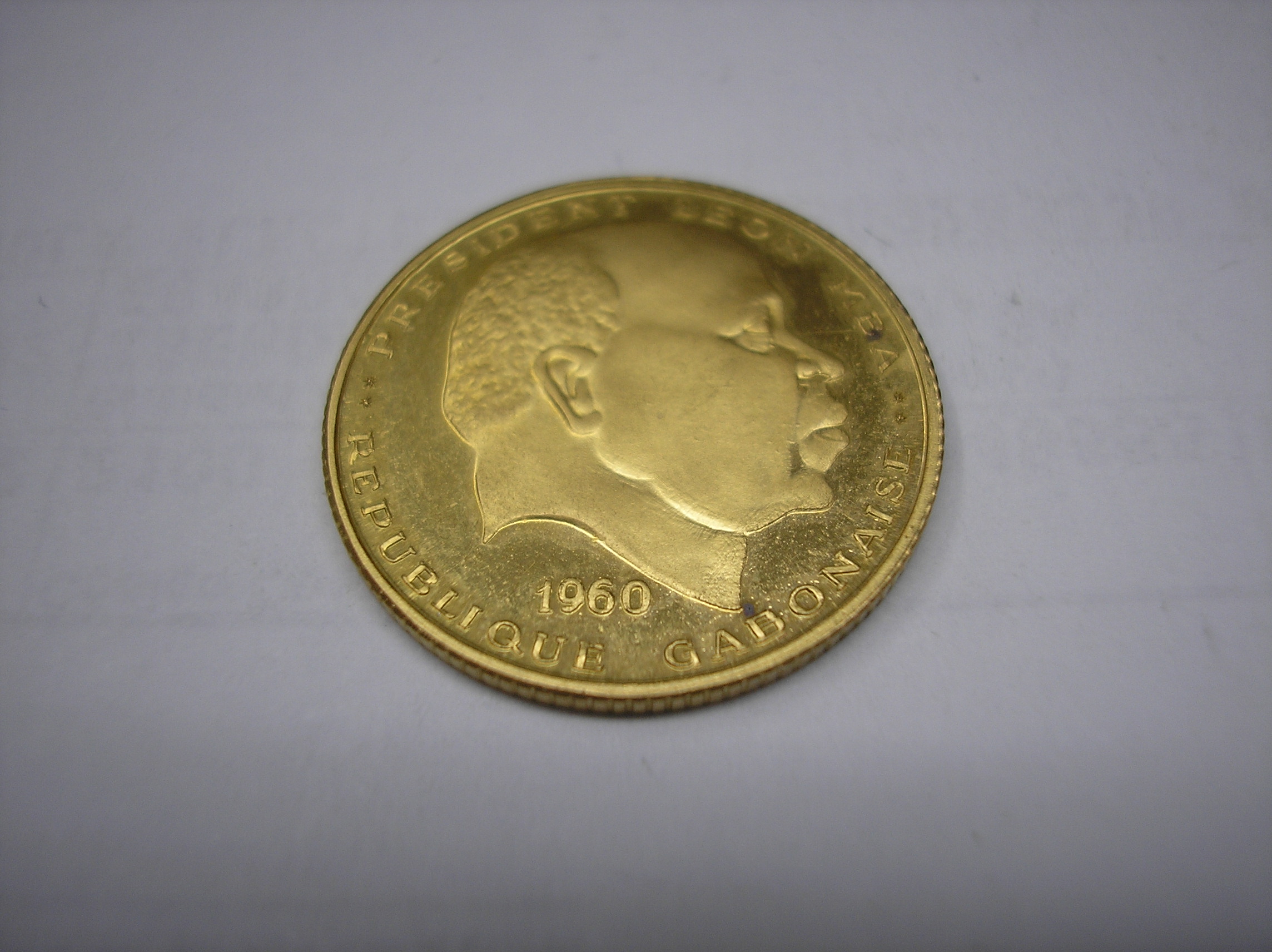 GABON , 10 FRANCOS DE ORO DE 1960. INDEPENDENCIA