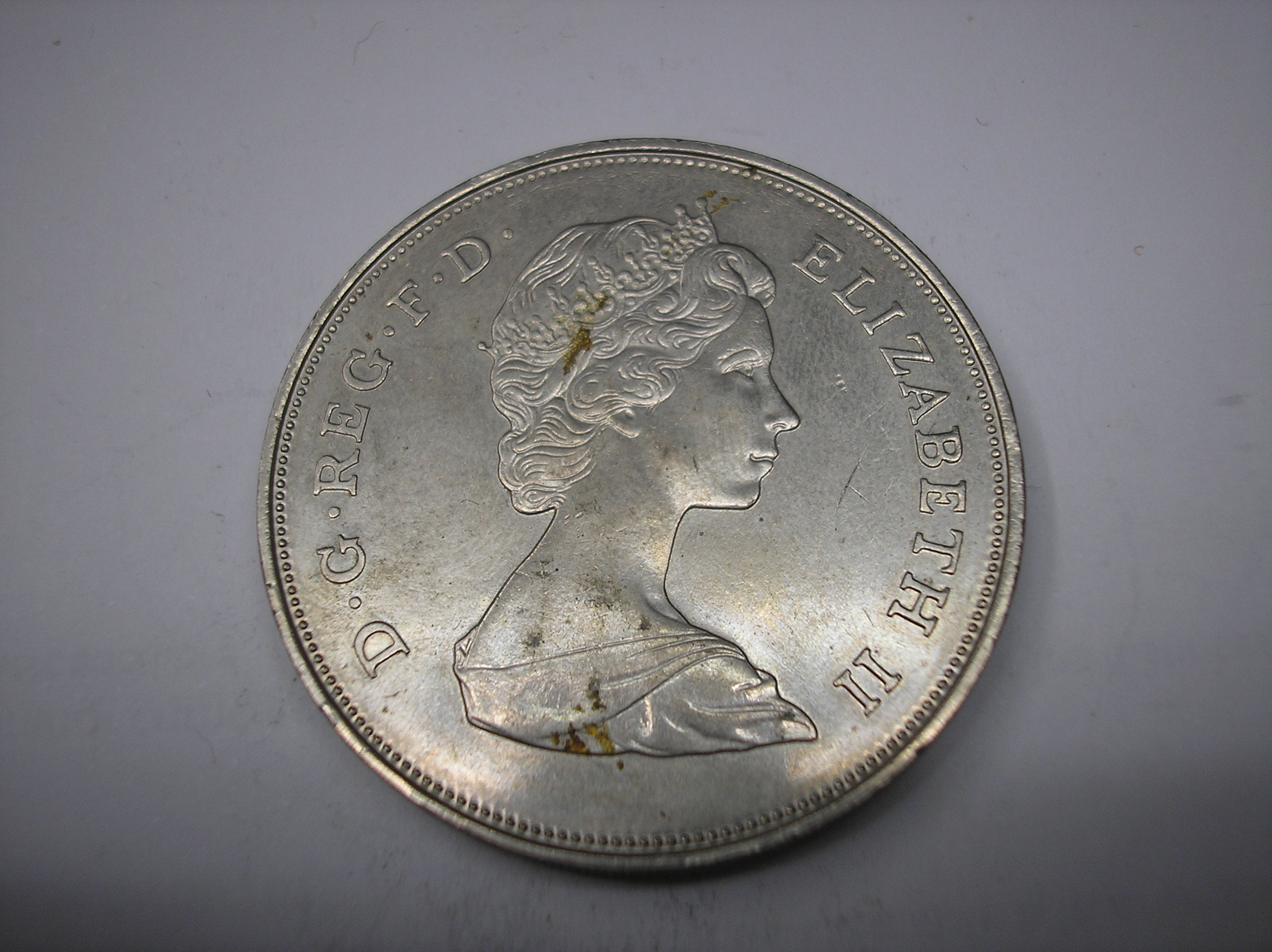 1 LIBRA DE METAL  DE REINO UNIDO DE 1981. BODA