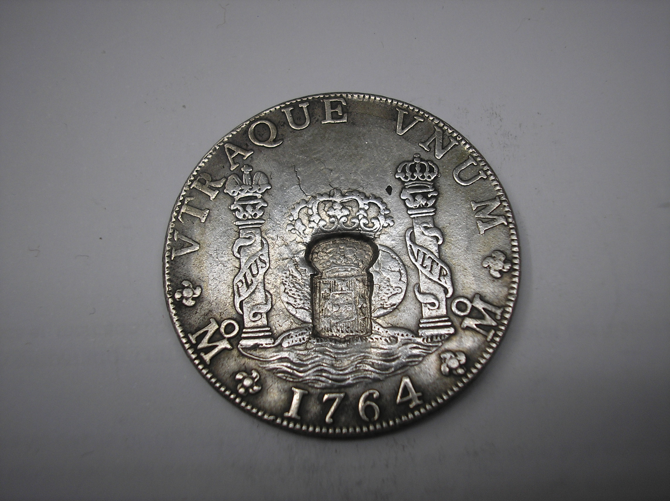 8 REALES COLUMNARIO DE PLATA DE 1769. RESELLO AZORES